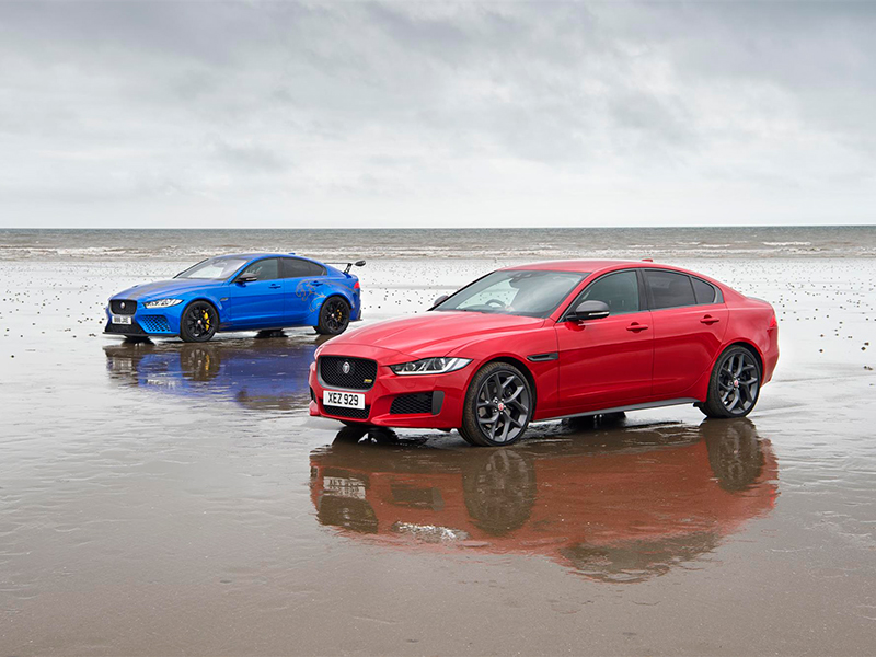 سيارتان من سلالة واحدة: جاكوار XE 300 SPORT وXE SV ... تستعرضان أداءهما على رمال شاطئ بيندين ساندز في مقاطعة ويلز